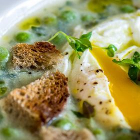 Bramborová kaše s medvědím česnekem:

Suroviny:

600 g brambor 
150 ml polotučného mléka
2 lžíce másla
20 g medvědího česneku
sůl, pepř.

Postup:

Brambory oloupeme, nakrájíme na kousky, propláchneme a ve vodě uvaříme doměkka. Doba varu záleží na velikosti kousků.

Vodu slijeme, k bramborám přilijeme horké mléko, přidáme dvě vrchovaté lžíce másla, sůl a pepř. Šlehačem ušleháme v hladkou kaši, do které na samý závěr přidáme nakrájený medvědí česnek a šlehačem velmi krátce zapracujeme.