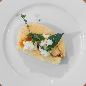 Piškot s meruňkovými povidly a ovčím tvarohem:
Suroviny:
• 4 bio vejce
• 4 lžíce cukru
• 4 lžíce hladké bio mouky
• 4 lžíce ovčího bio tvarohu
• 4 lžíce meruňkových bio povidel.
Postup:
Vejce vytlučeme a oddělíme dobře žloutky a bílky. Bílky a dvě lžíce cukru vyšleháme do sněhu. Žloutky a zbývající dvě lžíce cukru vyšleháme do bledého krému. Opatrně obě hmoty spojíme a promícháme s moukou. Hmotu nalijeme do dortové formy vyložené pečicím papírem a pečeme při 180 °C dozlatova.
Hotový piškot necháme vychladnout a podélně rozřízneme, naplníme ovčím tvarohem a meruňkovými povidly a obě poloviny korpusu zase spojíme. Podáváme jako lehký dezert.