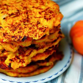 Placky z dýně:

Suroviny:

2 vrchovaté hrnky nastrouhané dýně Hokkaido
1 lžíce hladké mouky
1 lžíce solamylu
1 vejce
50 ml mléka
1 hrst nasekané petrželky
sůl a pepř
olej.

Postup:

Všechny ingredience kromě dýně a oleje smícháme na těstíčko a nakonec k němu přimícháme nahrubo nastrouhanou dýni (neoloupanou). Z těstíčka tvoříme placičky, které smažíme na pánvi v rozpáleném oleji dozlatova z obou stran. Hotové dáme na papírovou utěrku, která nasaje přebytečný tuk.  