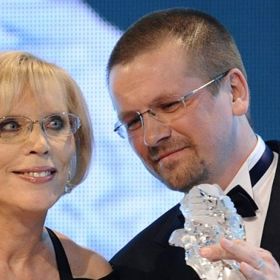 V roce 1970 absolvovala magisterské studium. Od roku 1994 pracuje ve vydavatelství Studio Premiéra u kterého je také spolumajitelkou.