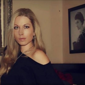 Bára začala opět žít, pracovat, studovat. Jednu dobu se dokonce živila jako modelka.