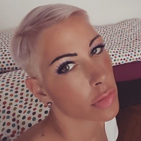 Málokdo přežil tolik ran jako Bára. Když začala chodit na střední školu, jednoho rána se probudila s ochrnutým obličejem.