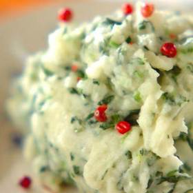 Bramborová kaše se špenátem:

Suroviny:

1 kg brambor
200 g baby špenátu
1 lžíce másla - na přípravu špenátu
100 g másla - na přípravu kaše
150 ml teplého mléka
1 špetka strouhaného muškátového oříšku
2 špetky soli
2 špetky mletého bílého pepře
4 lžičky nakládaného růžového pepře.

Postup:

Brambory uvařte v osolené vodě doměkka, uvařené brambory sceďte.
Špenát nechte “zavadnout“ na lžíci másla. Pak špenát nasekejte na menší kousky.
Brambory rozmačkejte, přidejte máslo, teplé mléko a připravený špenát.
Podle chuti osolte, dochuťte muškátovým oříškem a opepřete bílým pepřem.
Na každou porci dejte lžičku růžového nakládaného pepře.