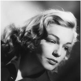 Maturitu složila ve Vannes v Bretani, kde byla s matkou a bratry na prázdninách a kde po vypuknutí 2. světové války ještě nějaký čas zůstali.