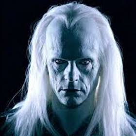 Svoji cestu se rozhodne přerušit v roce 2030, v naději, že v tomto světě svoji odpověď získá. Navštíví knihovnu města New Yorku, stále ale nemůže najít ty informace, které potřebuje. Proto zklamaný odchází a pokračuje ve své cestě dále. 