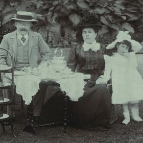 Thomas John Barnardo byl britský zakladatel dětských domovů. Díky němu se začal stát více věnovat ochraně dětí před zanedbáváním a zneužíváním.