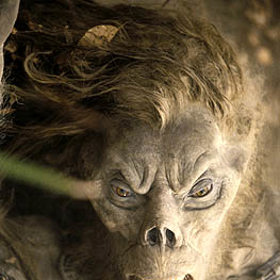 Alexander se proto rozhodne pro postavení stroje času a odvrácení této události. Přestože se mu po čtyřech letech usilovné práce podaří ho sestrojit a zajistit, aby k neštěstí nedošlo, Emma stejně zahyne. 