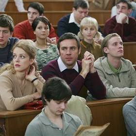 Student Karel Dvořák (Roman Vojtek) chce postoupit do druhého ročníku na pražské technice. Chybí mu poslední zkouška u mladého asistenta France.