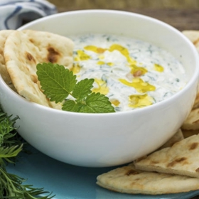 Domácí tzatziki:

Suroviny:

1 a ½ hrnku bílého řeckého jogurtu

1 okurka nakrájená na malé kostičky

šťáva z 1 citronu

3 stroužky utřeného česneku

2 polévkové lžíce nasekaného čerstvého kopru

sůl a čerstvě namletý pepř dle chuti.

Postup: 

Ve velké míse smíchejte jogurt, nakrájenou okurku, citronovou šťávu, česnek a kopr. Směs osolte a opepřete, v případě potřeby dodejte ještě trochu citronové šťávy. Dip okamžitě spotřebujte nebo uskladněte ve vzduchotěsné nádobě.