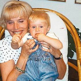 Na začátku 90. let odprodala své akcie investiční bance, která financuje vysílání TV Prima. 