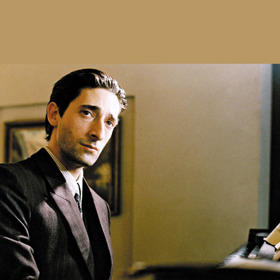  Nátlak se postupně zvyšuje a rodina je na tom stále hůře. Brzy jsou donuceni prodat obrazy, stříbro, nábytek a nakonec i Szpilmanovo drahocenné piano.