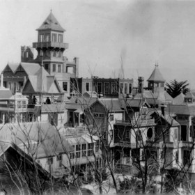 Winchester Mystery House (na snímku z roku 1906) je mnoha záhadami opředená stavba v Kalifornii. Komplex nechala vystavět Sarah Winchester, vdova po výrobci zbraní Williamu Winchesterovi. Dům má 160 místností, 17 komínů, 2 taneční sály a 3 výtahy. Neustále se zde opakuje číslo 13, jsou tu dveře do nikam...