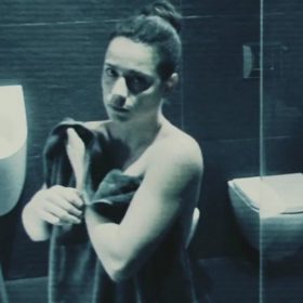 Postupem času se ale v domě začnou dít divné věci, Zuzana, která je často sama doma, se cítí být domem sledována a není jasné, jestli dům někdo nehacknul.