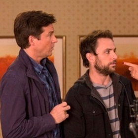 Jako zubní laborant je vydírán svou šéfkou Julií, která ho navíc sexuálně obtěžuje. 