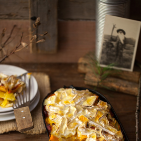 Nákyp z kořenové zeleniny

Suroviny:

450 g	celeru		
400 g	petržele		
600 g	brambor		
400 g	mrkve		
5	stroužků česneku		
2	lžíce olivového oleje		
sůl		
pepř		
200 g	slaniny		
350 g	hermelínu

Postup:

Troubu předehřejte na 200 °C.

Plátky celeru, petržele, brambor a mrkve dejte do mísy. Přidejte česnek, olej, sůl a pepř a dobře promíchejte, aby se všechny kusy obalily olejem.

Pak zeleninu vyskládejte spolu se špekem a sýrem do zapékací mísy o rozměrech zhruba 28×34 cm. Poslední vrstvou by měl být sýr.

Přiklopené alobalem pečte 25 minut. Pak alobal odklopte a pečte 15 až 20 minut dozlatova.