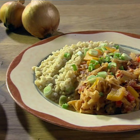 Vegetariánský segedínský guláš

Suroviny:

3–4 cibule
3–4 stroužky česneku podle velikosti
1 polévková lžíce červené papriky
1 čajová lžička kmínu
½ lžičky čerstvě nadrceného pepře
1 bobkový list
500 g kysaného zelí
1 červená a 1 oranžová paprika na krájené na kostičky
1 plechovka loupaných rajčat nakrájených na kostky
sůl – nejlépe bylinková s měsíčkem lékařským, semínky libečku, sušeným česnekem, majoránkou a dobromysli
voda nebo zeleninový vývar podle potřeby
250 ml zakysané smetany
jarní cibulka na ozdobení

Postup:

Na 4 lžících oleje necháme zesklovatět cibuli, česnek, přidáme veškeré koření, papriku, rajčata, zakysané zelí a tempeh. Promícháme, osolíme bylinkovou solí, podlijeme vodou nebo vývarem a pod pokličkou dusíme, dokud papriky a zelí nejsou měkké – měly by ale být mírně křupavé. Současně s gulášem si uvaříme také přílohu – ječné kroupy. Doba vaření je cca 20–30 minut – zeleninu ale raději kontrolujeme, aby se nám nerozvařila.

Uvařené kroupy slijeme a propláchneme teplou vodou. Guláš můžeme ochutit zakysanou smetanou.

Servírujeme ozdobené jarní cibulkou.