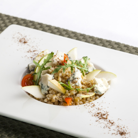 Špaldový salát s hruškami a gorgonzolou:

Suroviny:

60 g sýru Gorgonzola piccante z La Formaggeria Gran Moravia, 1 lžička bílého vinného octa, 300 g špaldy, 1 lžíce medu, 4 lžíce extra panenského olivového oleje, 2 hrušky, svazek rukoly, sůl, pepř.

Postup:

Opláchněte špaldu a vařte ji v dostatečném množství osolené vody asi 45 minut. Slijte a nechte vychladnout. Olivový olej smíchejte s bílým octem, medem, špetkou soli a pepřem a dejte stranou. Opláchněte rukolu, osušte a nahrubo natrhejte. Gorgonzolu nakrájejte na kostičky. Omyjte hrušky, rozkrojte, odstraňte jádřinec a nakrájejte na tenké měsíčky. Ke špaldě přidejte rukolu, plátky hrušky a kousky gorgonzoly, ochuťte předem připravenou zálivkou s medem a servírujte.
