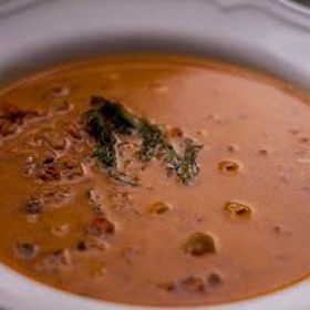 Šípková polévka:

Z hladké mouky a tuku připravíme jíšku, rozšleháme ji ve vodě a povaříme. Poté vmícháme šípkový džem (poměr podle množství polévky a požadované hustoty), polévku osolíme a okořeníme mletým zázvorem. Můžeme ji také okyselit citronovou šťávou. Podáváme ji horkou, doplněnou nasucho opečenými kostkami veky nebo rohlíků.