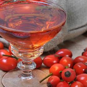 Šípková víno:

Svaříme 1,4 kg cukru ve třech litrech vody a vychladlým nálevem zalijeme 1,5 litru očištěných šípků ve velké sklenici. Tu zakryjeme zdvojeným pergamenovým papírem a zavážeme jej. Za týden přidáme tři celé hřebíčky, tři kuličky nového koření a svitek celé skořice.

Sklenici opět stejně zakryjeme a necháme ji tři měsíce stát na chladném tmavém místě. Během té doby musí všechny šípky klesnout ke dnu a víno musí být čiré. Přečerpáme je pak do vypařených láhví a necháme ustát.