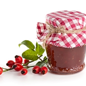 Šípkový džem:

Očištěné šípky vsypeme do nerezového hrnce, zalijeme je vodou, uvaříme doměkka a propasírujeme. Protlak zvážíme, přidáme cukr (400—500 g cukru na 1 kg protlaku) a pak jej za stálého míchání zahustíme mírným varem. Ještě horkým džemem naplníme skleničky, které zavíčkujeme a obrátíme dnem vzhůru.