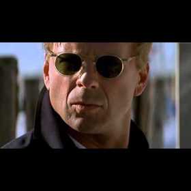 Ten se rozhodne pomstít a objedná si za sedmdesát milionů dolarů profesionálního zabijáka Šakala. Zločinec, který pracuje sám a v naprostém utajení se pustí do příprav atentátu.