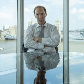 Zatímco se jedna strana snaží získat navrch nad druhou, paktují se s politiky, kteří se snaží protlačit na výsluní, a kontroverzními sponzory.