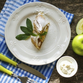 Jablečný štrúdl:

Suroviny:

1 balení listového těsta
4 jablka
3 lžíce skořicového cukru
1 vejce
hrst rozinek
hrst loupaných vlašských ořechů
hrst strouhanky
voda podle potřeby.

Postup:

Do malé misky nasypeme rozinky a zalijeme je trochou vody. Rozinky necháme nabobtnat.

Jablka opláchneme a osušíme. Rozkrojíme je na čtvrtky a zbavíme jádřinců. Každý kus vezmeme a nastrouháme nahrubo. Kousky jablek strouháme tak, aby nám zůstala slupka v ruce. To nám ušetří práci s loupáním.

Ořechy dáme do sáčku a paličkou na maso nebo válečkem je rozdrtíme. Listové těsto rozválíme. Pokud máte menší pekáč, těsto klidně rozdělte na více dílů.

Na rozpálené pánvi opražíme strouhanku a posypeme s ní plát listového těsta. Následně na něj poklademe nastrouhaná jablka, nasypeme oříšky a rozinky. Vše ochutíme skořicovým cukrem.

Předehřejeme si troubu na 180 °C a plech vyložíme pečicím papírem. Jablečný štrúdl dobře zabalíme a na krajích zpevníme. V misce rozšleháme vajíčko a štrúdl s ním potřeme. Pečeme jej ve vyhřáté troubě asi 20 až 25 minut dozlatova.

Smetanu šleháme tak dlouho, dokud není pevná a tuhá. Hotový štrúdl posypeme moučkovým cukrem a podáváme se šlehačkou.