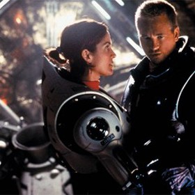 
Těsně před startem přistávacího modulu loď projde mohutnou sluneční erupcí, která poškodí řadu přístrojů.