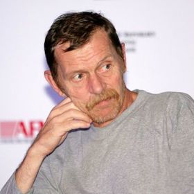 Jiří Schmitzer je synem herce Jiřího Sováka (1920-2000). Jeho umělecké zájmy se původně ubíraly hudebním směrem, v několika kapelách hrál na baskytaru, začal se učit zámečníkem, nakonec vystudoval elektrotechnickou průmyslovku. Po maturitě se až na druhý pokus dostal na DAMU, kde absolvoval studium herectví.