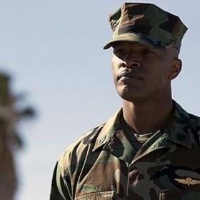 Mariňák vás zavede mezi americké vojáky bojující za svou vlast na Blízkém východě.