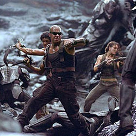 Cestující se skládají z různých národností, čímž je muslimský kněz "Imám" a jeho synové, kteří cestují do Nové Mekky, chlapec jménem Jack, cestující Shazza a Zeke, a obchodník-policista jménem William J. Johns, který převáží notoricky známého zločince odsouzeného za několik vražd, který uprchl z věznice na Furyi, jménem Richard B. Riddick, který je připoutaný v řetězech a není v kryostázi. 