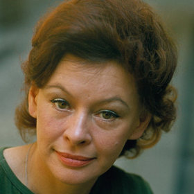 V roce 1949 nastoupila do Realistického divadla, ale po roce přešla do Městských divadel pražských, kde hrála po celou svou kariéru.