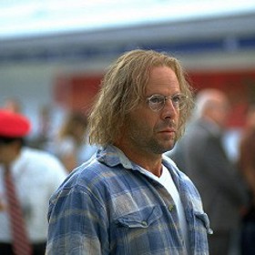 Vyzvedne si u padělatelky nový pas a přes internet si objedná supermoderní kulomet polské výroby. Mezitím Kozlovová varuje, že Terek jistě chystá nějakou tvrdou odvetnou akci a zvláštní komando proto unese jeho komplice Politovského. Ten při brutálním výslechu zemře, ale těsně před smrtí se zmíní o šakalovi.