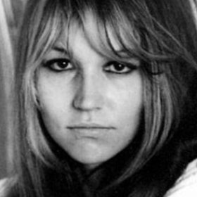 V roce 1952 se rodina přestěhovala do Poděbrad. Protože se po absolvování gymnázia nedostala kvůli svému rodinnému původu na vysokou školu, nastoupila Marta ihned do zaměstnání v Poděbradských sklárnách.