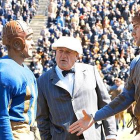 Fotbalový tým Buldoků má za sebou další zápas, tragický výkon a další prohru. Dodge se dozvídá, že přišli o sponzora. Tím tým končí, muži si musejí najít nějakou práci. Dodge ale nedělal posledních dvacet let nic než fotbal.