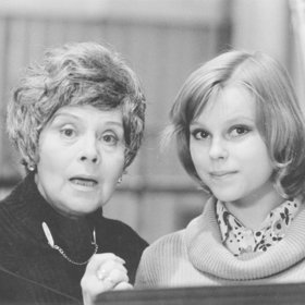 Narodila se v rodině rakouského důstojníka a klavíristky. Od dětství projevovala hudební nadání stejně jako její matka i oba její sourozenci, kteří byli výbornými muzikanty.