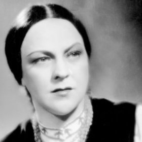 Svatopluk Beneš
Od zadního traktu vinohradského divadla vede k Riegrovým sadům ulice Anny Letenské. Jen málokdo ví, komu toto jméno patřilo a jaký osud se k němu pojí. Letenská byla znamenitá herečka a vzácný, laskavý člověk. Ženský komik stejně jako dramatický talent. Výrazná představitelka lidových typů, která slibovala, že bude druhou Hübnerovou nebo Bečvářovou. Čekala ji skvělá perspektiva, protože divadlo osobnost tohoto druhu již dlouho postrádalo. Kdyby nepřišla válka!