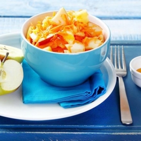 Jablečno-mrkvový salát:

Suroviny:

1 ananas
500 g mrkve
4 jablka
citron
cukr (nebo med).

Postup:

Ananas okrájejte, vyřízněte z něj prostřední tvrdou část a dužinu nakrájejte na kousky.

Mrkev a jablka oloupejte, u jablek vykrojte jádřince a vše nastrouhejte na jemném struhadle.

Dle chuti a kyselosti jablek přidejte citronovou šťávu a cukr nebo med.