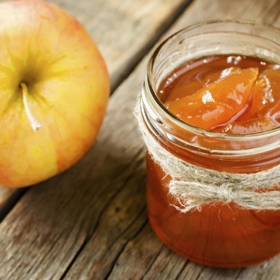 Jablečný džem:

Suroviny:

100 g jablek
100 ml calvadosu
1 pomeranč
1 balíček želírovacího cukru
150 g rozinek
150 g zázvoru
šťáva z jednoho pomeranče.

Postup:

Den předem si namočíme rozinky do calvadosu a necháme je v něm naložené přes noc.

Druhý den si připravíme jablka, zbavíme je jádřince a pokrájíme na kostičky. Pak je v hrnci smícháme s připravenými rozinkami, vlijeme šťávu z pomeranče a pomeranč nakrájený na půlkolečka. V poměru 2 : 1 směs důkladně smícháme s želírovacím cukrem.

Vezmeme si zázvor, zbavíme ho slupky a nakrájíme na kostky. Poté ho dáme do sáčku na koření, pečlivě zavážeme a zavěsíme na hrnec. Směs z jablek a dalších ingrediencí v tomto hrnci vaříme cca 5 minut.

Po uvaření vyjmeme sáček se zázvorem a sesbíráme pěnu, vytvořila-li se nějaká. Připravíme si zavařovací sklenice, které jsme si předtím pečlivě omyli a nahřáli.

Džem lijeme do skleniček a hned je pečlivě zavřeme a otočíme víčkem dolů. Necháme je takto alespoň čtvrt hodiny a poté můžeme džem otočit zpět, je hotový.