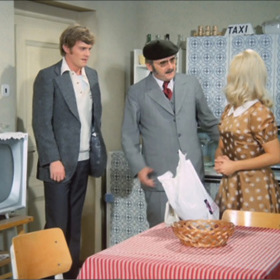 Jiří Schmitzer je synem herce Jiřího Sováka (1920-2000). Jeho umělecké zájmy se původně ubíraly hudebním směrem, v několika kapelách hrál na baskytaru, začal se učit zámečníkem, nakonec vystudoval elektrotechnickou průmyslovku. Po maturitě se až na druhý pokus dostal na DAMU, kde absolvoval studium herectví.