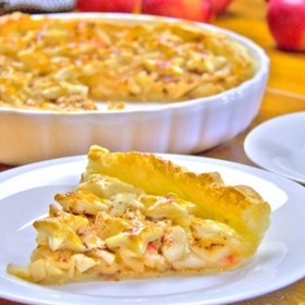 Rychlý jablečný koláč:

Suroviny:

10 jablek
1 balení listového těsta
80 g másla
2 lžíce cukru krystal
2 lžičky skořice
1 vejce na potření
máslo a mouka na vymazání a vysypání formy.

Postup:

Jablka oloupeme, zbavíme jádřinců a nakrájíme na plátky. Máslo rozehřejeme, přidáme jablka a cukr. Směs povaříme asi 5 minut, dokud cukr nezkaramelizuje.

Těsto rozložíme, formu vymažeme máslem a vysypeme moukou. Těsto rukama zpracujeme, aby pokrylo celou plochu formy. Posypeme skořicí, přidáme jablka a znovu posypeme skořicí.

Ze zbylého těsta vykrájíme hvězdičky a poklademe je na koláč. Těsto důkladně pomažeme rozšlehaným vejcem a pečeme v troubě vyhřáté na 180 °C asi 20 minut. Koláč podáváme ještě teplý, můžeme jej posypat moučkovým cukrem.