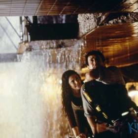 Populární Sly Stallone bojuje s časem při záchraně skupiny lidí uvězněných v tunelu pod řekou Hudson.