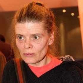 Po ukončení studií na Státní konzervatoři v Praze se stala členkou hereckého souboru Divadla Na zábradlí.