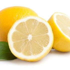 Citron – v šálku teplé vody rozmíchejte 2 – 3 lžíce čerstvé citronové šťávy a jemně vmasírujte do pokožky hlavy. Nechte několik minut působit a poté důkladně opláchněte.