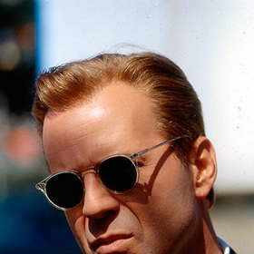 Z dokumentů v jeho tašce pak vyplyne, že obětí se má stát ředitel FBI. Kozlovová potvrdí, že jediným člověkem, který by dokázal Šakal identifikovat, je bývalá baskická teroristka Isabella Zancovová, ukrývající se kdesi ve Spojených státech pod novou identitou a cesta k ní vede přes jejího bývalého milence, teroristu Ira Declana Mulqueena, který si odpykává pětadvacetiletý trest v americkém vězení.