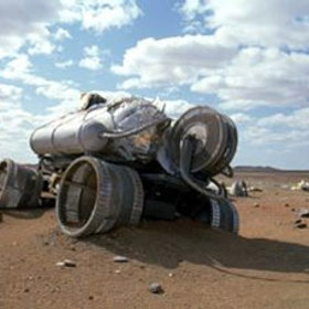 V roce 2025 se Země vinou zničeného ekosystému stala pro lidi neobyvatelnou. Vědci se rozhodli kolonizovat Mars a začali k povrchu rudé planety vysílat sondy s řasami, které měly vyrábět kyslík. Po dvaceti letech začaly řasy ubývat, a tak k planetě míří výprava Mars 1, aby zjistila příčinu.