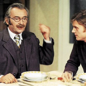 Jiří Schmitzer je synem herce Jiřího Sováka (1920-2000). Jeho umělecké zájmy se původně ubíraly hudebním směrem, v několika kapelách hrál na baskytaru, začal se učit zámečníkem, nakonec vystudoval elektrotechnickou průmyslovku. Po maturitě se až na druhý pokus dostal na DAMU, kde absolvoval studium herectví.