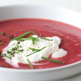 Polévka z červené řepy

Suroviny:

4 středně velké červené řepy (velikosti citronu) ABio		
2 lžičky olivového oleje		
1 středně velká cibule, nasekaná najemno		
2 velké mrkve ABio, oloupané, nastrouhané na hrubém struhadle		
3 stonky řapíkatého celeru, na kolečka		
500 g brambor AQ, oloupaných a nakrájených na kousky		
1 malý svazek bylinek (rozmarýn, tymián, hladkolistá petrželka)		
1 litr kuřecího vývaru		
sůl, pepř		
2 lžíce zakysané smetany AQ		
pažitka na ozdobu

Postup:

Červené řepy oloupejte a nasekejte na středně velké kousky. Olej rozpalte v hrnci na polévku, přidejte cibuli, mrkev a celer a za stálého míchání opékejte, dokud cibule nezměkne. Přidejte červenou řepu, brambory a bylinky svázané kuchyňským provázkem, zalijte vývarem a 250 ml studené vody a přiveďte k varu. Snižte plamen a přiklopené hodinu vařte, aby řepa změkla. Pak nechte mírně zchladnout a vyndejte svazek bylin. Polévku rozmixujte tyčovým mixérem dohladka, osolte a opepřete podle chuti. Podávejte se zakysanou smetanou a posypanou nahrubo nasekanou čerstvou pažitkou.