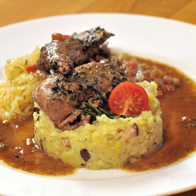 Pečený bažant se slaninou podle Kluků v akci

Suroviny:

2 bažanti
200 g slaniny
2 mrkve
2 petržele
¼ celeru
1 velká cibule
divoké koření (celý pepř, nové koření, bobkový list)
vývar z bažanta
červené víno
mletý pepř
sůl

Postup:

Staženého a očištěného bažanta rozčtvrtíme, prošpikujeme částí slaniny, páteř oddělíme.

Zeleninu nakrájíme na větší kostky, vložíme ji na dno pekáče, pokryjeme na kostičky nakrájenou slaninou, odseknuté kosti, v sítku nebo gáze divoké koření. Navrch položíme čtvrtky bažanta, podlijeme vývarem a červeným vínem.

V rozehřáté troubě necháme bažanta při 200 °C na 15–20 minut „zatáhnout“ bez pokličky, poté přiklopíme a při 180 °C pečeme asi 45 minut.

Podáváme se šťouchaným bramborem a kysaným zelím.