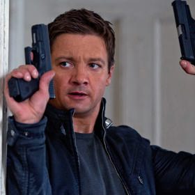 V říjnu 2019 se na veřejnosti objevily informace ze soudních spisů k rozvodu. Renner, který chtěl dceru Avu, vyhrožoval manželce Sonni, že zastřelí nejdříve ji, pak sebe. "Ať tedy Avu nemá ani jeden z nás," křičel prý.